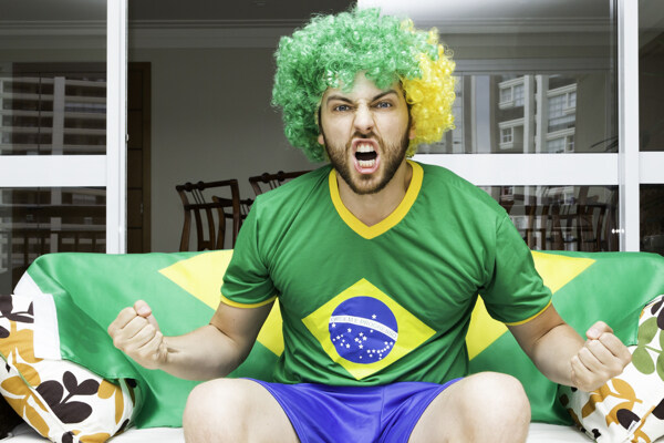 呐喊的巴西球迷图片