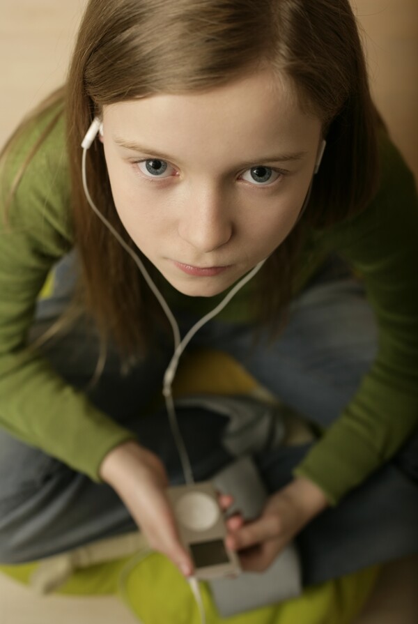 听MP3的女孩图片