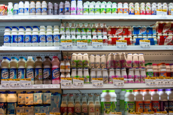 超市奶类饮品货架图片