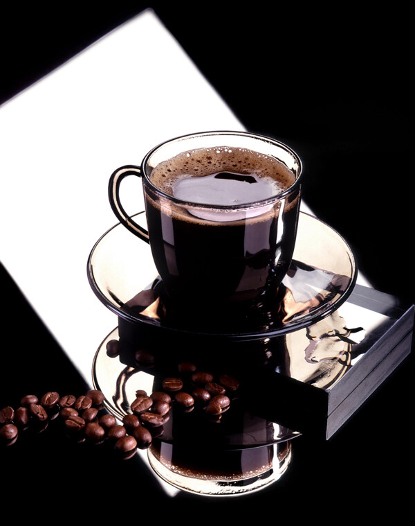 透明杯中的咖啡与咖啡豆图片