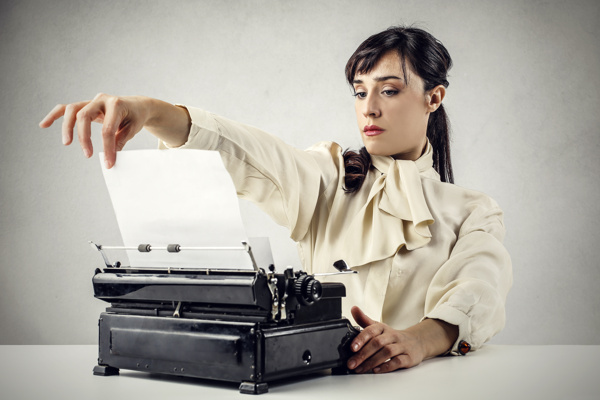 操作打字机的职业女性图片