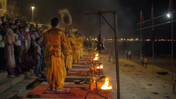 夜间仪式在瓦拉纳西举行