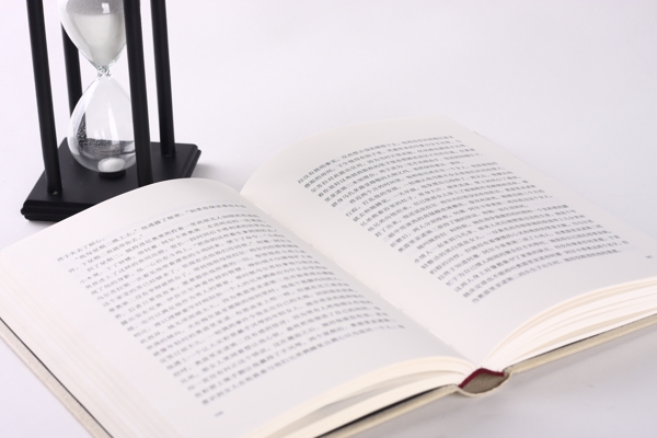 書本和沙漏圖片