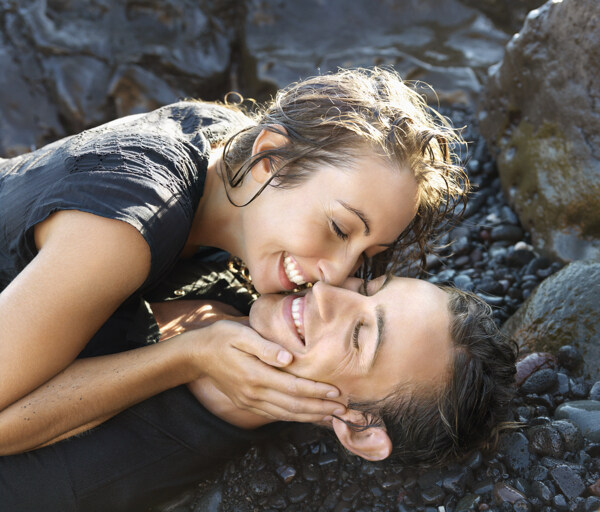 沙滩上亲吻的外国夫妻图片