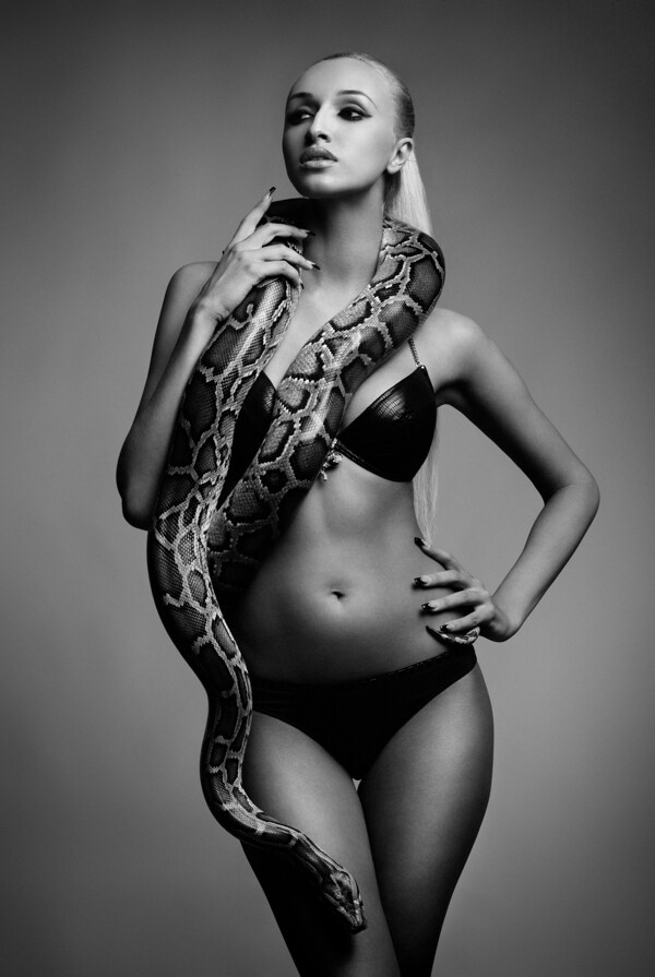 蛇缠绕颈部的美女图片