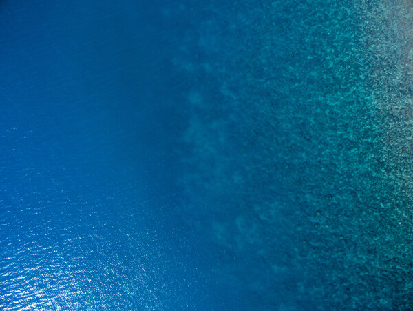 湛蓝纯净的海水
