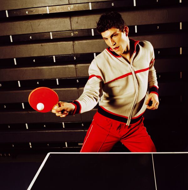 打乒乓球的男人图片