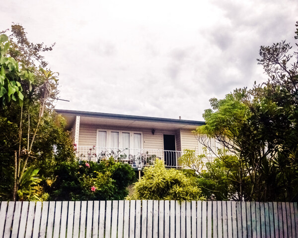 蓝天下澳洲带栏杆的房子