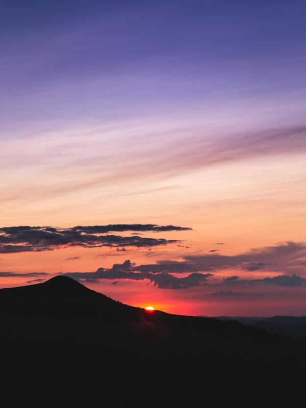 天空夕阳山峰图片