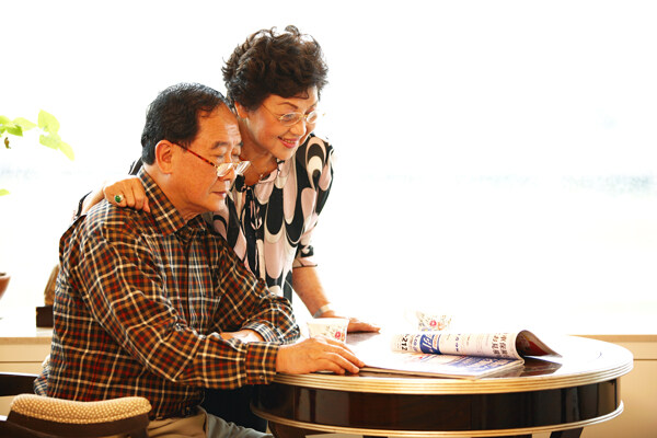 現(xiàn)代都市家庭幸福家庭一家三口野外渡假戶外生活美滿生活