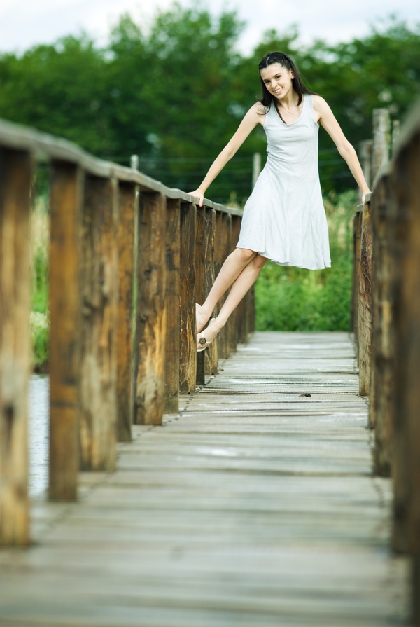 木桥上的美女图片