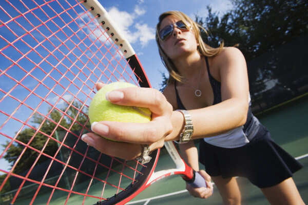 正在打网球的女性图片