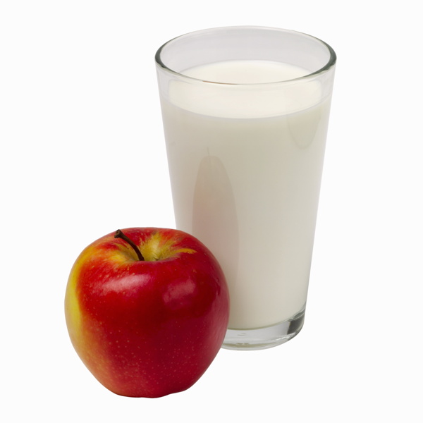 一杯牛奶苹果图片