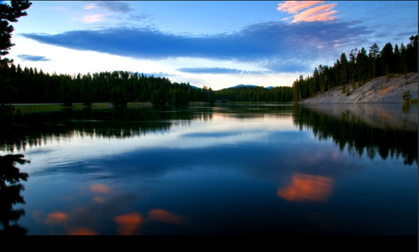 延迟拍摄波光粼粼的湖面和夜幕降临的景色高清视频素材