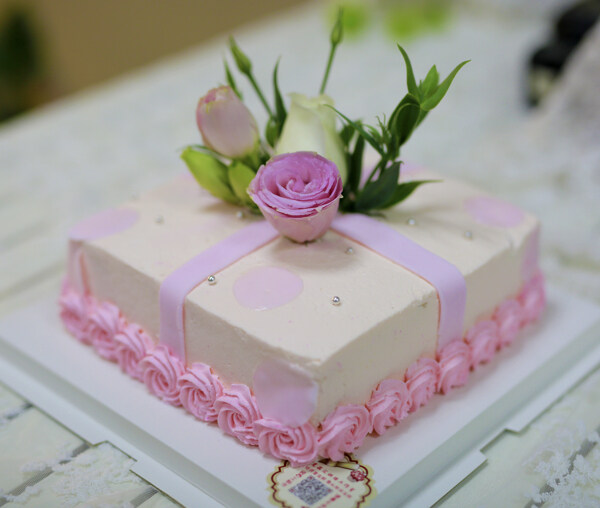 粉红方形蛋糕