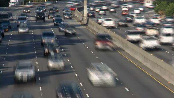 汽车飞驰在高速公路上股票的录像视频免费下载