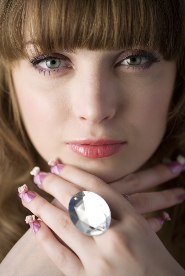 戴钻石戒指的气质美女面部图片