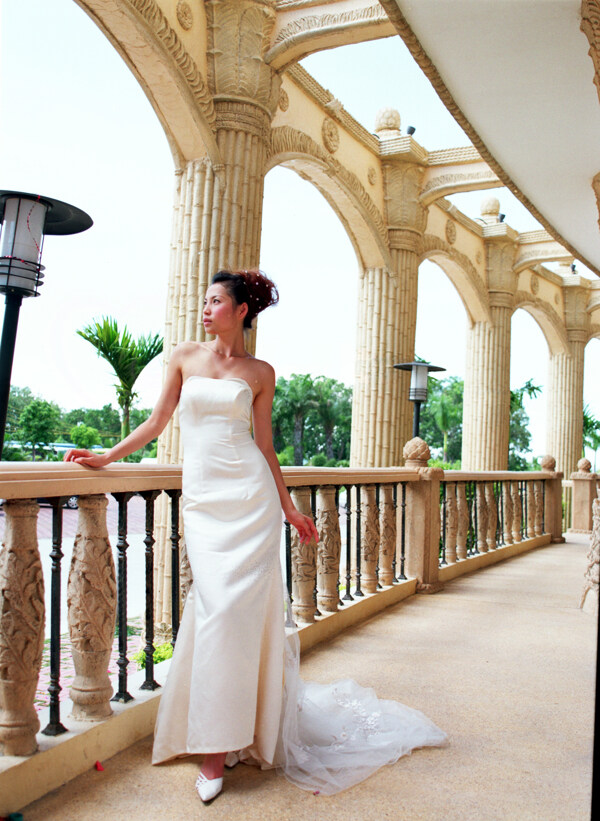 古典而时尚的婚纱漂亮新娘欧式宫殿下图片