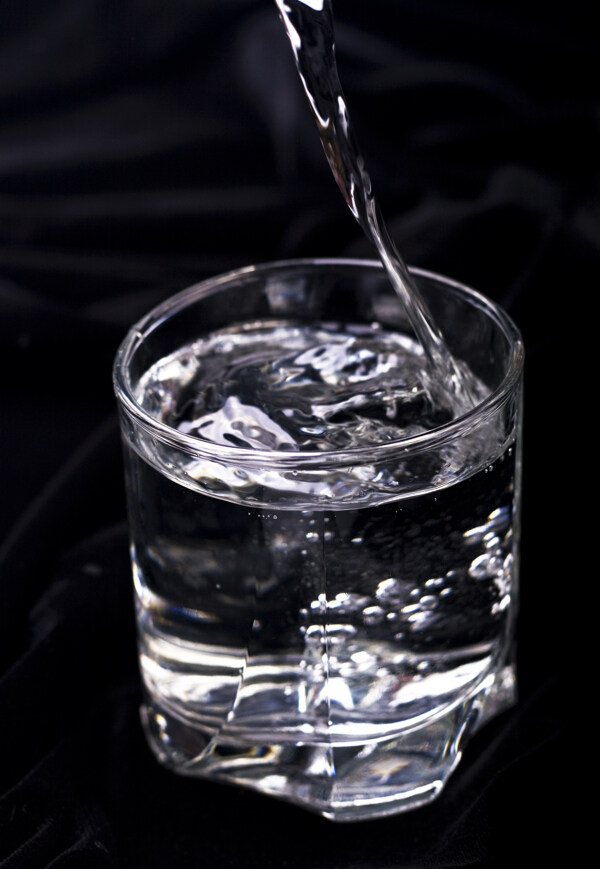杯子里的水圖片