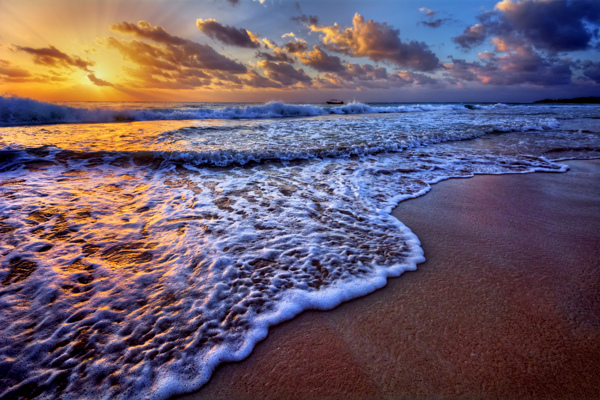 夕阳下的沙滩景色图片