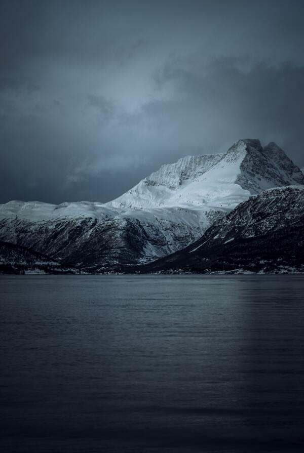 山崖海水冰冷黑夜背景素材