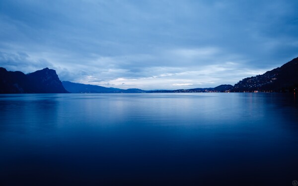 深邃蓝色湖水
