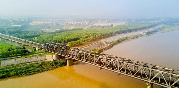 济南黄河上的铁路大桥图片