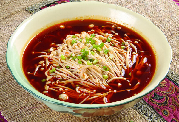 紅湯冒金針菇