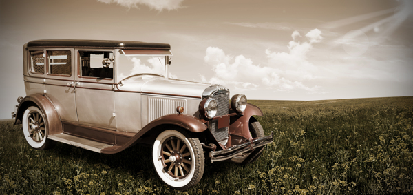 草原上的复古汽车图片