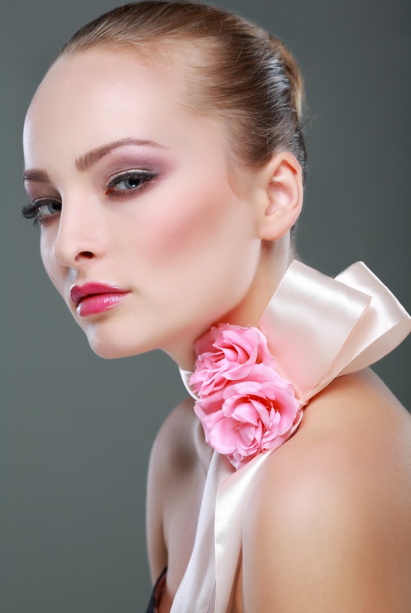 颈部装饰着玫瑰花的美女图片