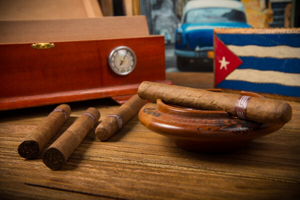 高档古巴雪茄图片
