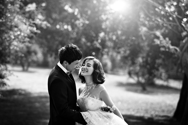 幸福的情侣黑白婚纱照图片