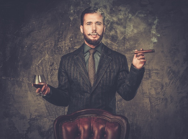 抽雪茄喝红酒的男士图片