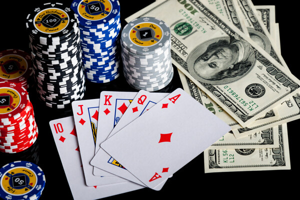 扑克筹码和美金图片