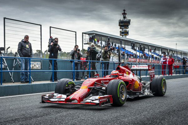 跑道上的F1赛车图片