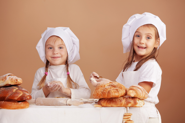 两个在做面包的小女孩图片