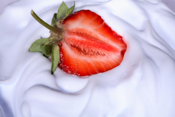 牛奶中水果草莓图片