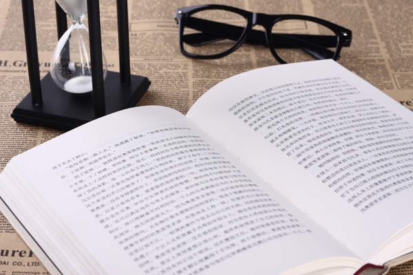 書(shū)本沙漏和眼鏡圖片