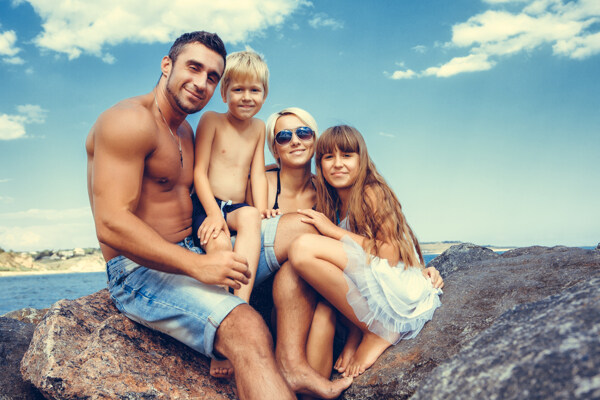 幸福一家人海边合照图片