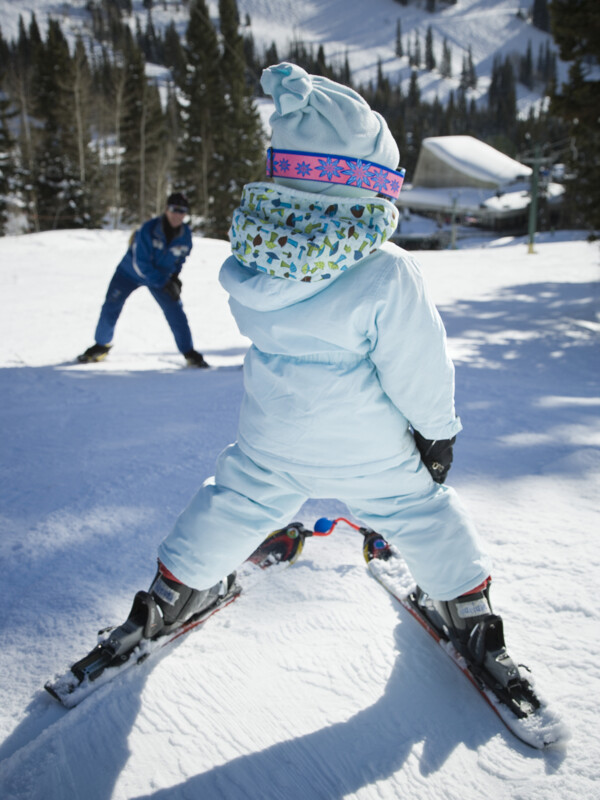 正在滑雪的小孩图片