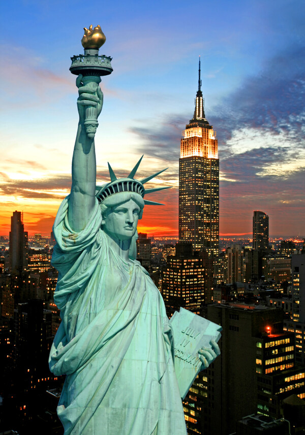 自由女神与纽约夜景图片