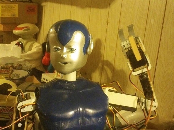 微机器人的头部和胸部的探险家戴夫