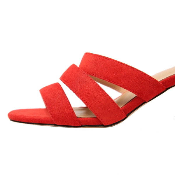 一只红色的女款鞋子