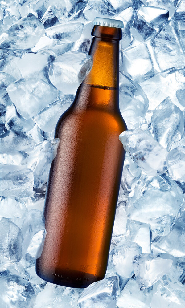 冰块堆里的一瓶冷饮图片