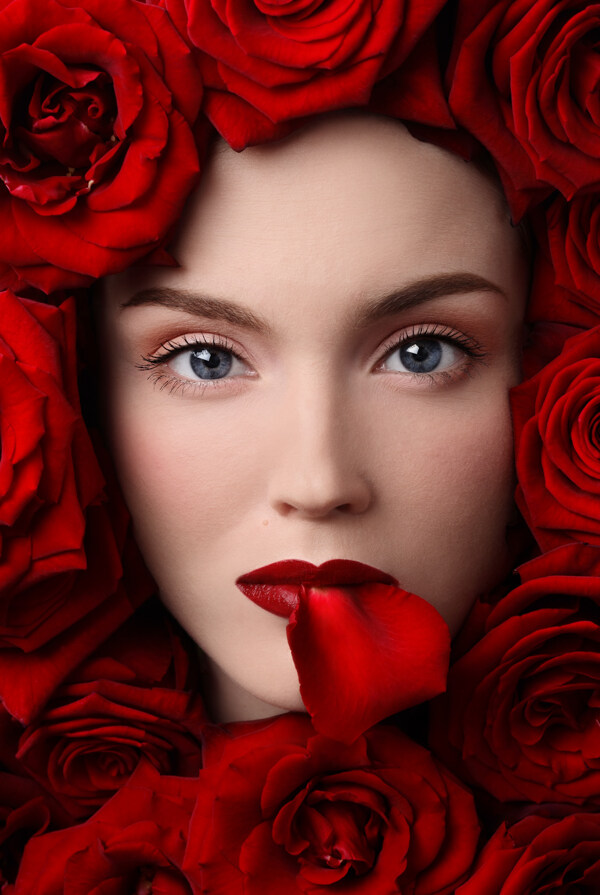 被玫瑰花包围的女人图片
