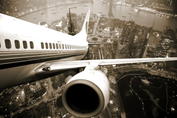 飞机和城市鸟瞰图图片