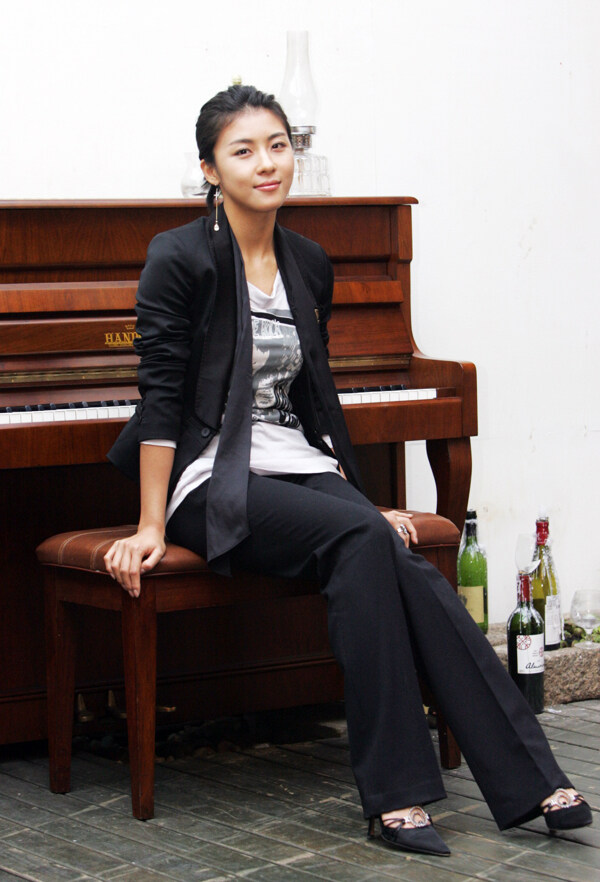 坐在钢琴前的韩国女星图片