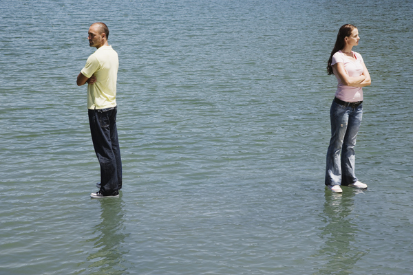 站立在水面上的男女图片