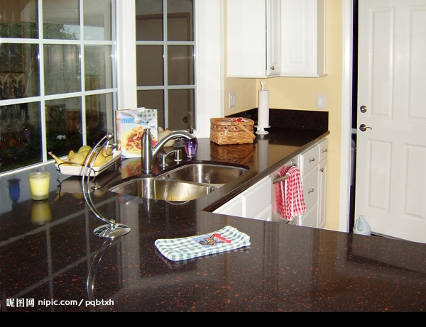厨房里的黑色大理石台面图片