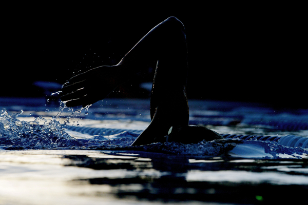 水中的游泳运动员图片